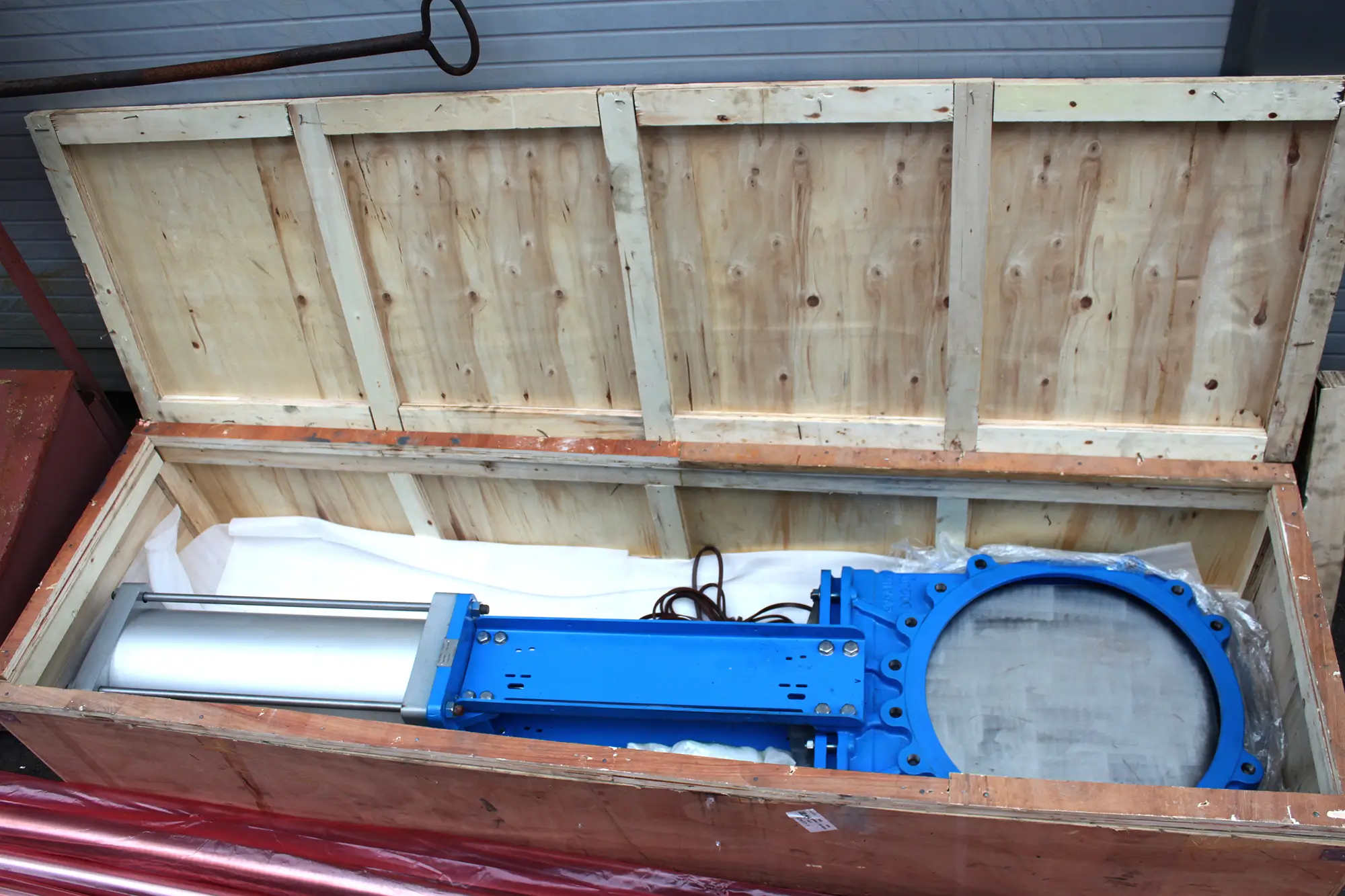 Слайд Выполнен спецзаказ на поставку нестандартной запорной арматуры 1